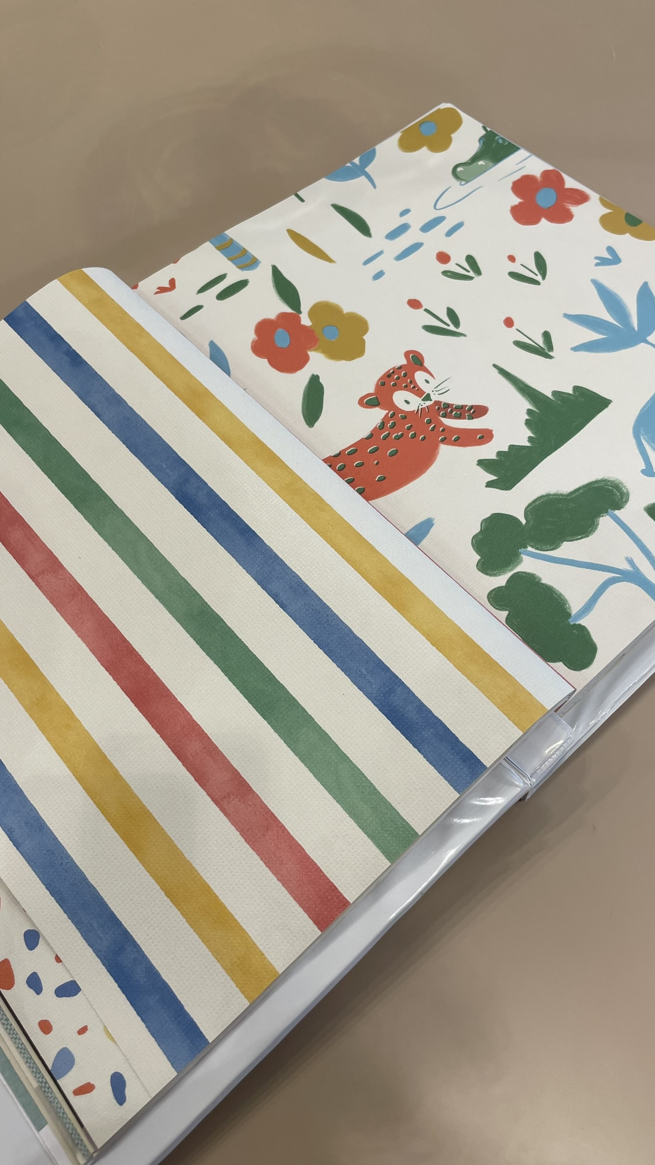 Papel de parede infantil e lúdico em ambiente sofisticado