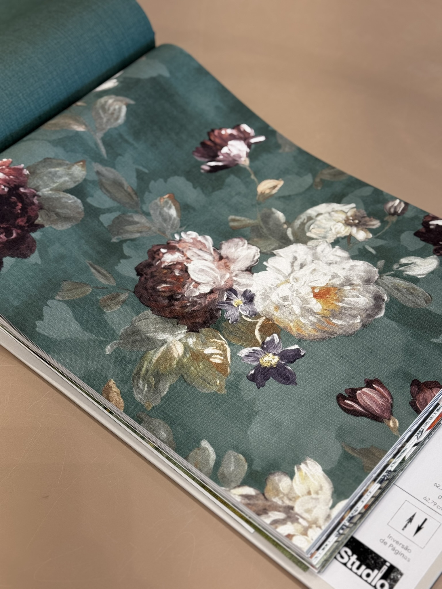 Papel de parede botânico e folhagens com acabamento elegante