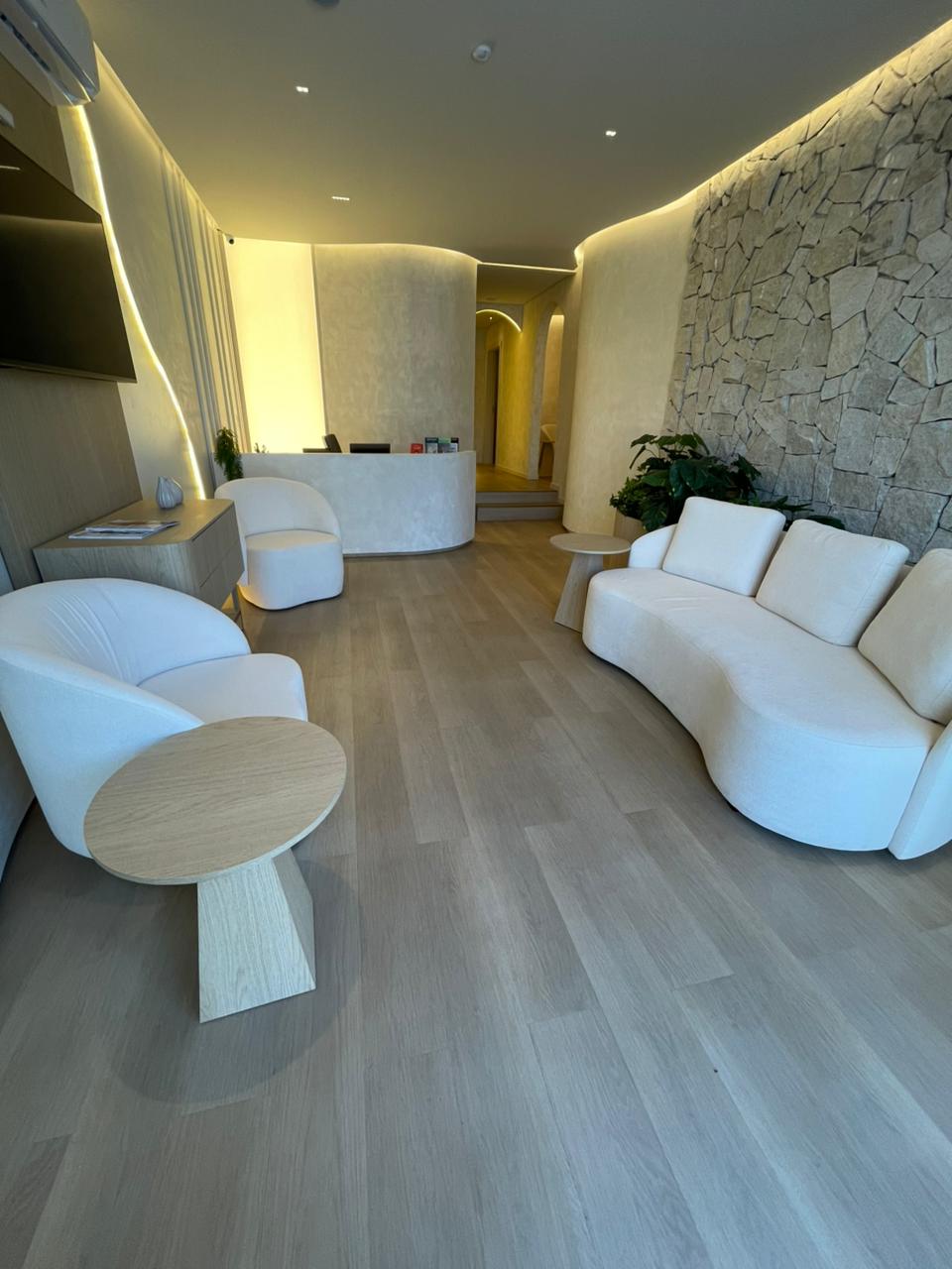 Piso vinílico para recepção em ambiente corporativo moderno