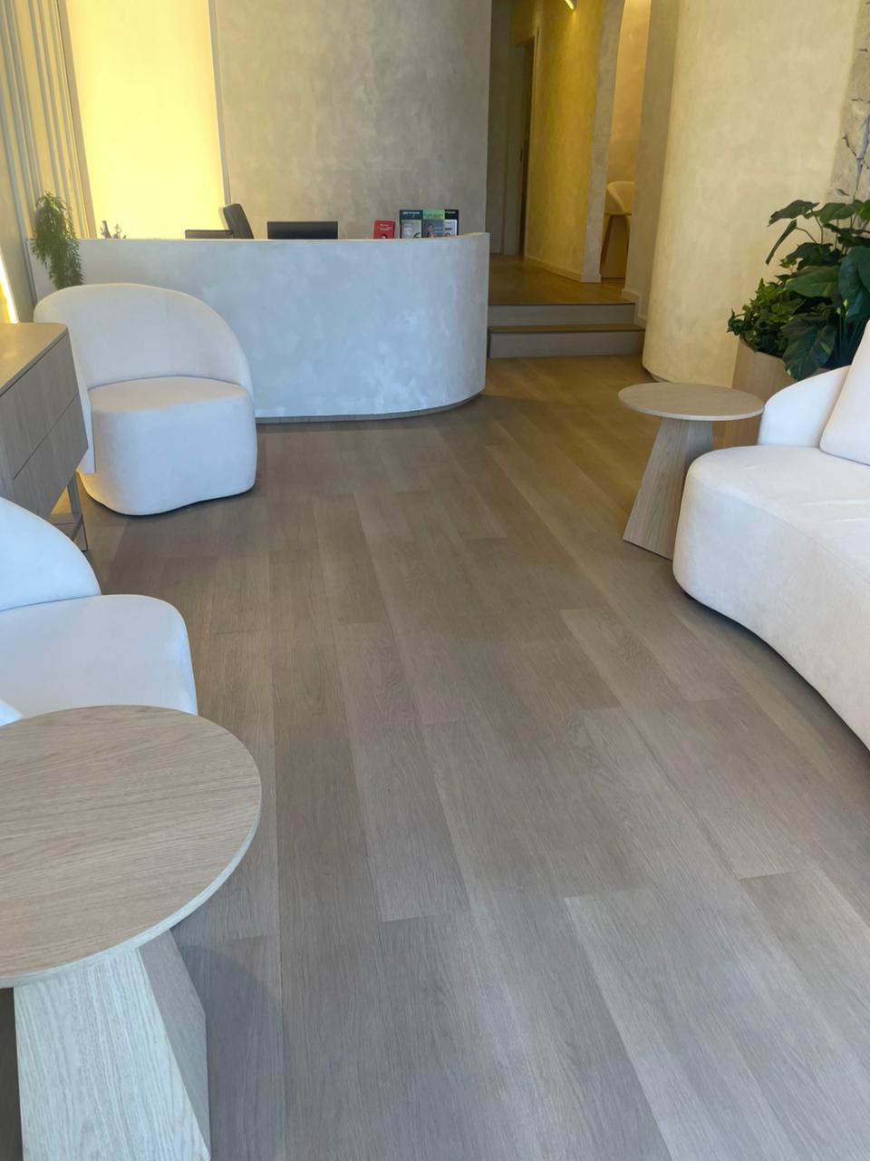 Piso vinílico para recepção com acabamento sofisticado