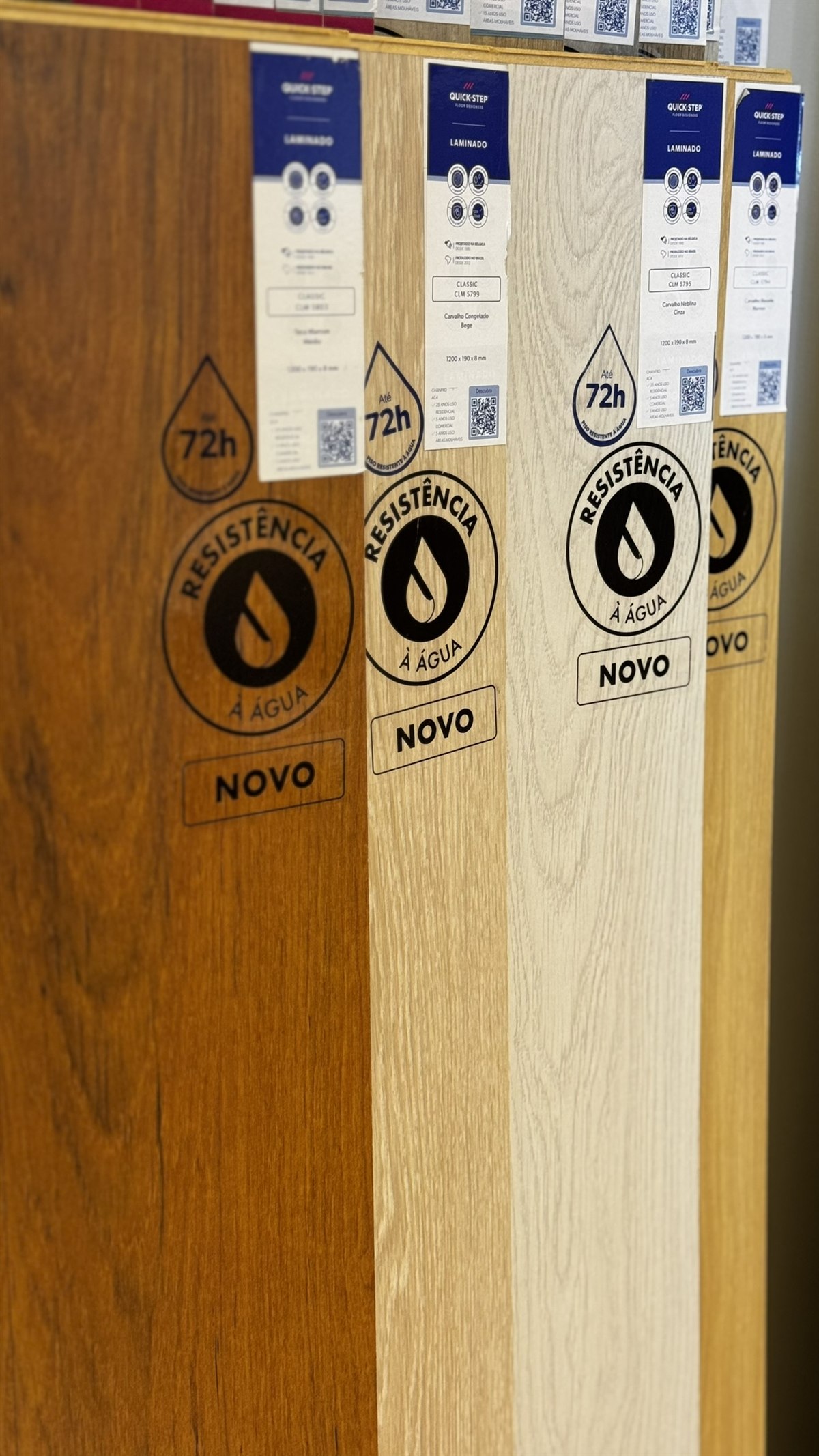 Piso vinílico laminado instalado profissionalmente em residência em Criciúma
