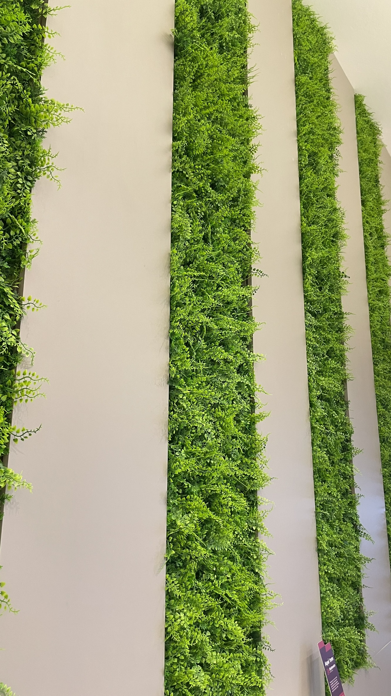Painel verde artificial em ambiente decorativo